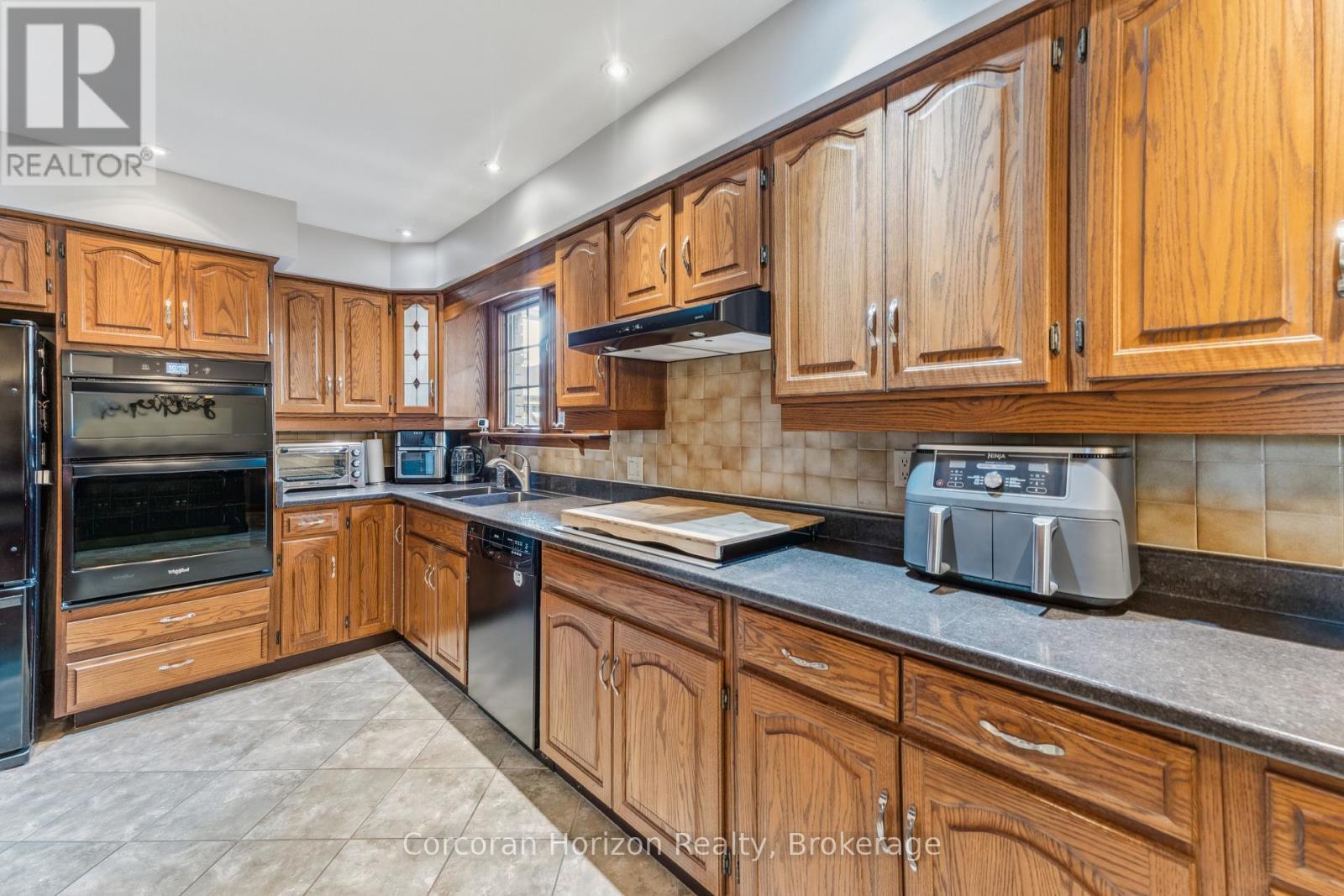 6845 Wilinger Street, Niagara Falls (Stamford), ON - Indoor Photo Showing Kitchen With Double Sink