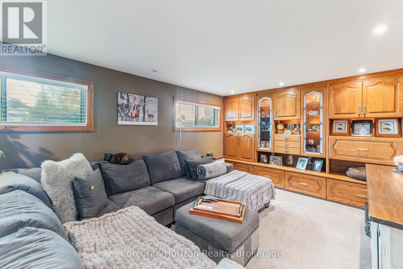 6845 Wilinger Street, Niagara Falls (Stamford), ON - Indoor Photo Showing Living Room