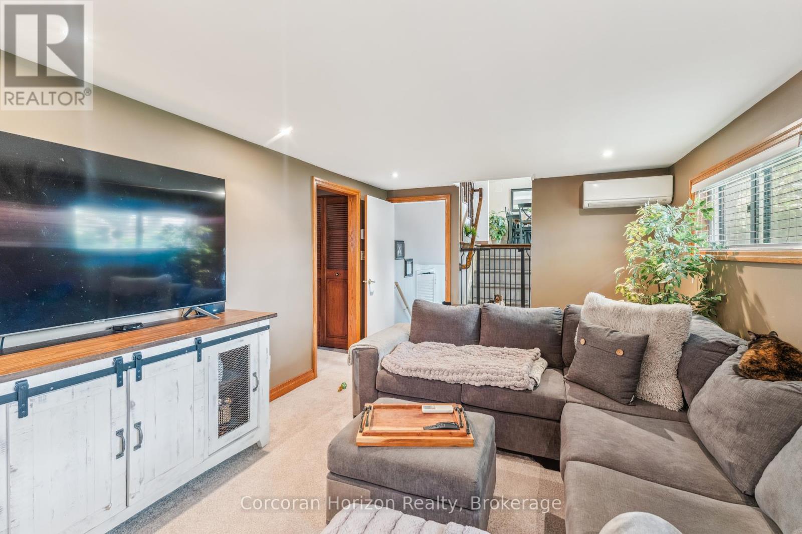 6845 Wilinger Street, Niagara Falls (Stamford), ON - Indoor Photo Showing Living Room