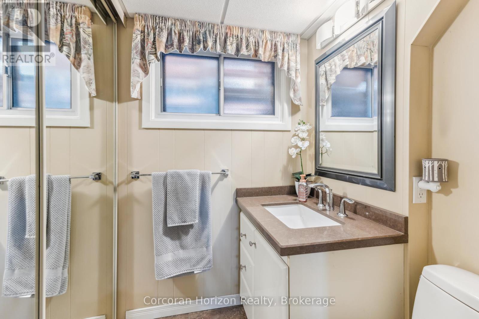 6845 Wilinger Street, Niagara Falls (Stamford), ON - Indoor Photo Showing Bathroom