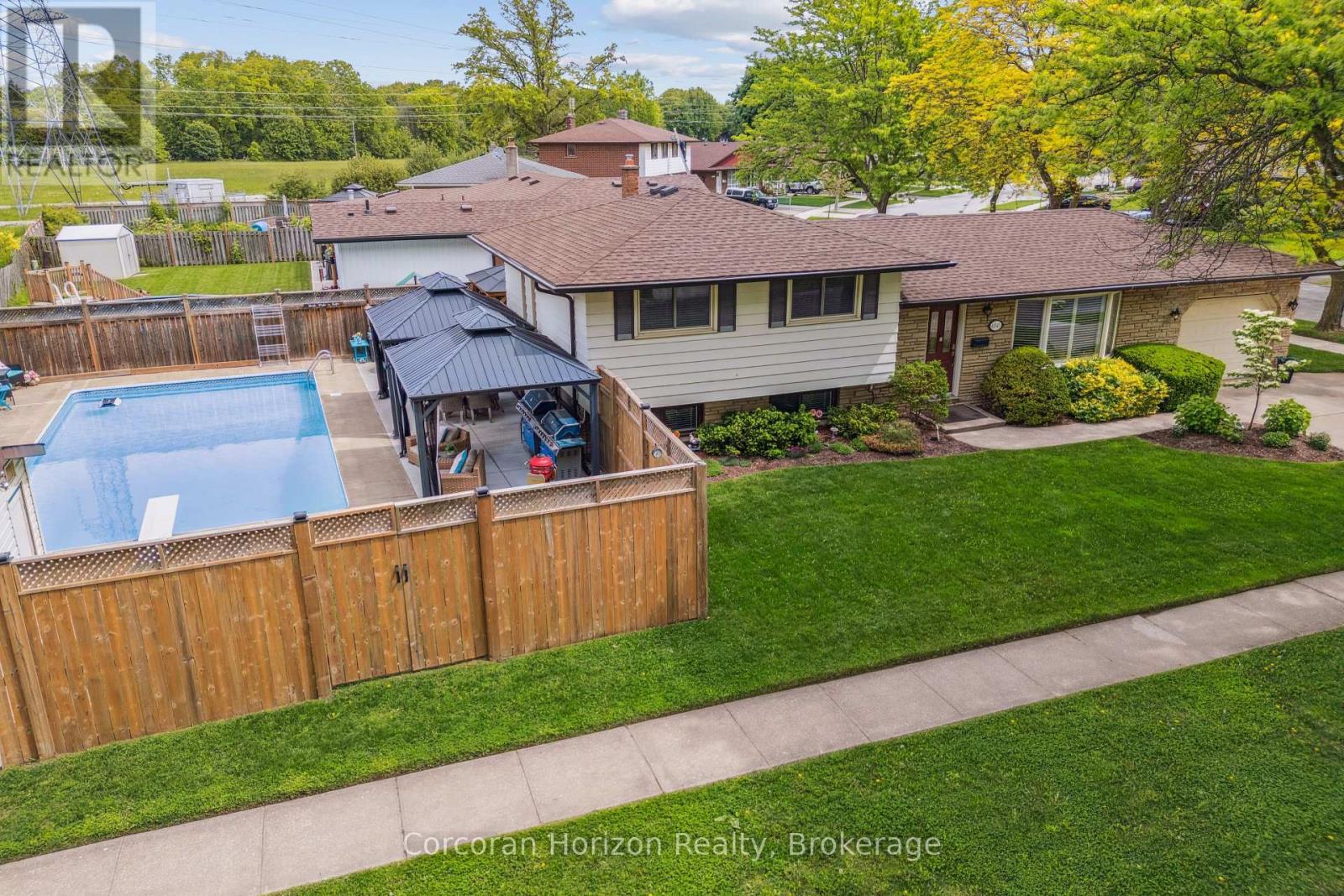 6845 Wilinger Street, Niagara Falls (Stamford), ON - Outdoor