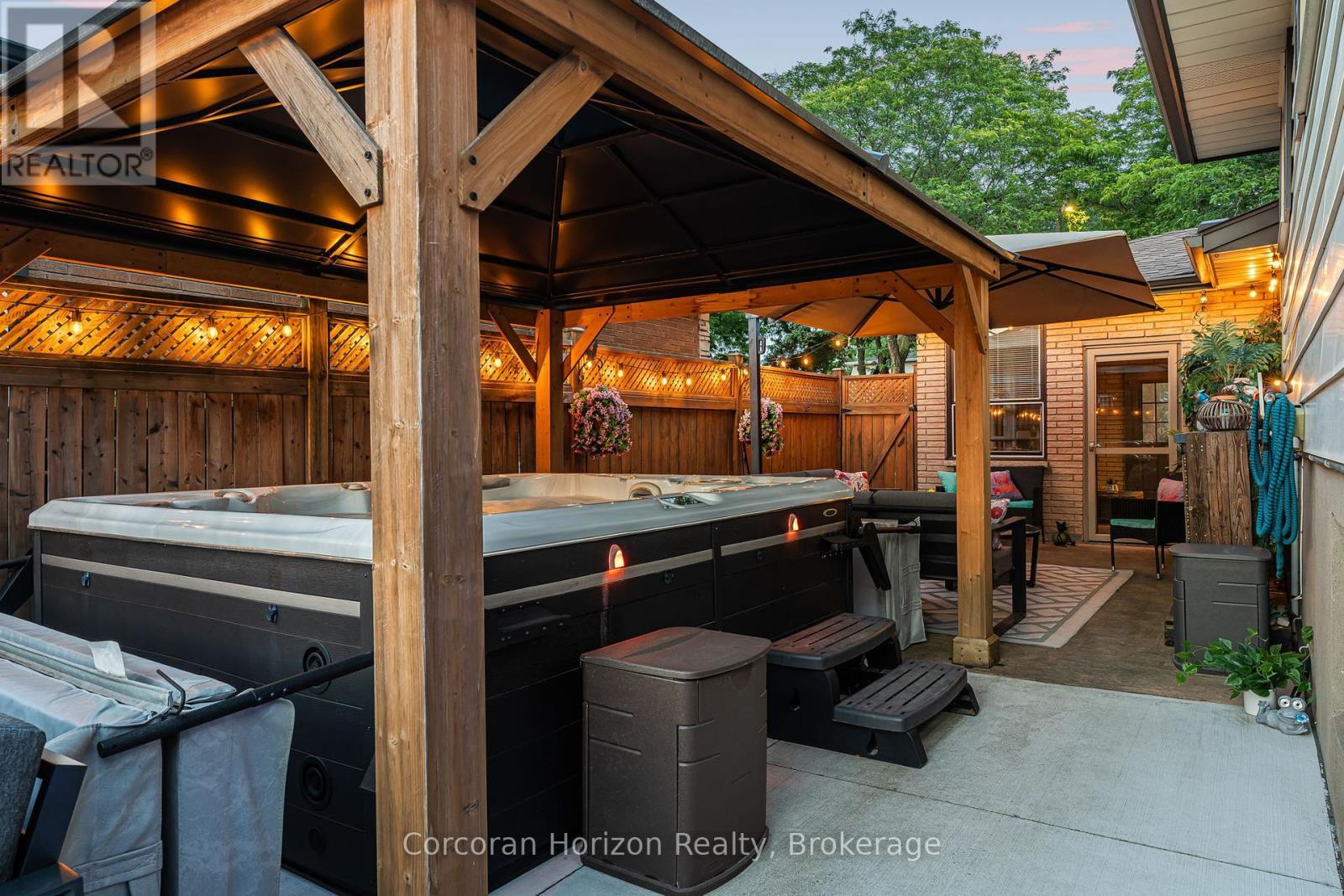 6845 Wilinger Street, Niagara Falls (Stamford), ON - With Exterior