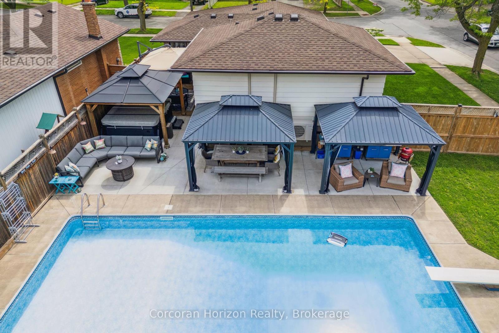 6845 Wilinger Street, Niagara Falls (Stamford), ON - Outdoor With In Ground Pool