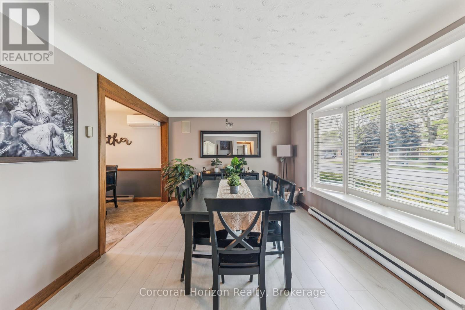 6845 Wilinger Street, Niagara Falls (Stamford), ON - Indoor Photo Showing Dining Room