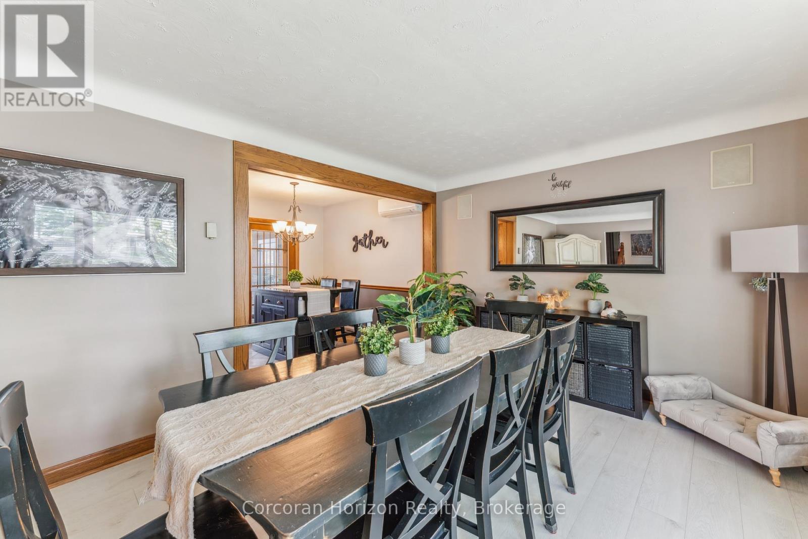 6845 Wilinger Street, Niagara Falls (Stamford), ON - Indoor Photo Showing Dining Room