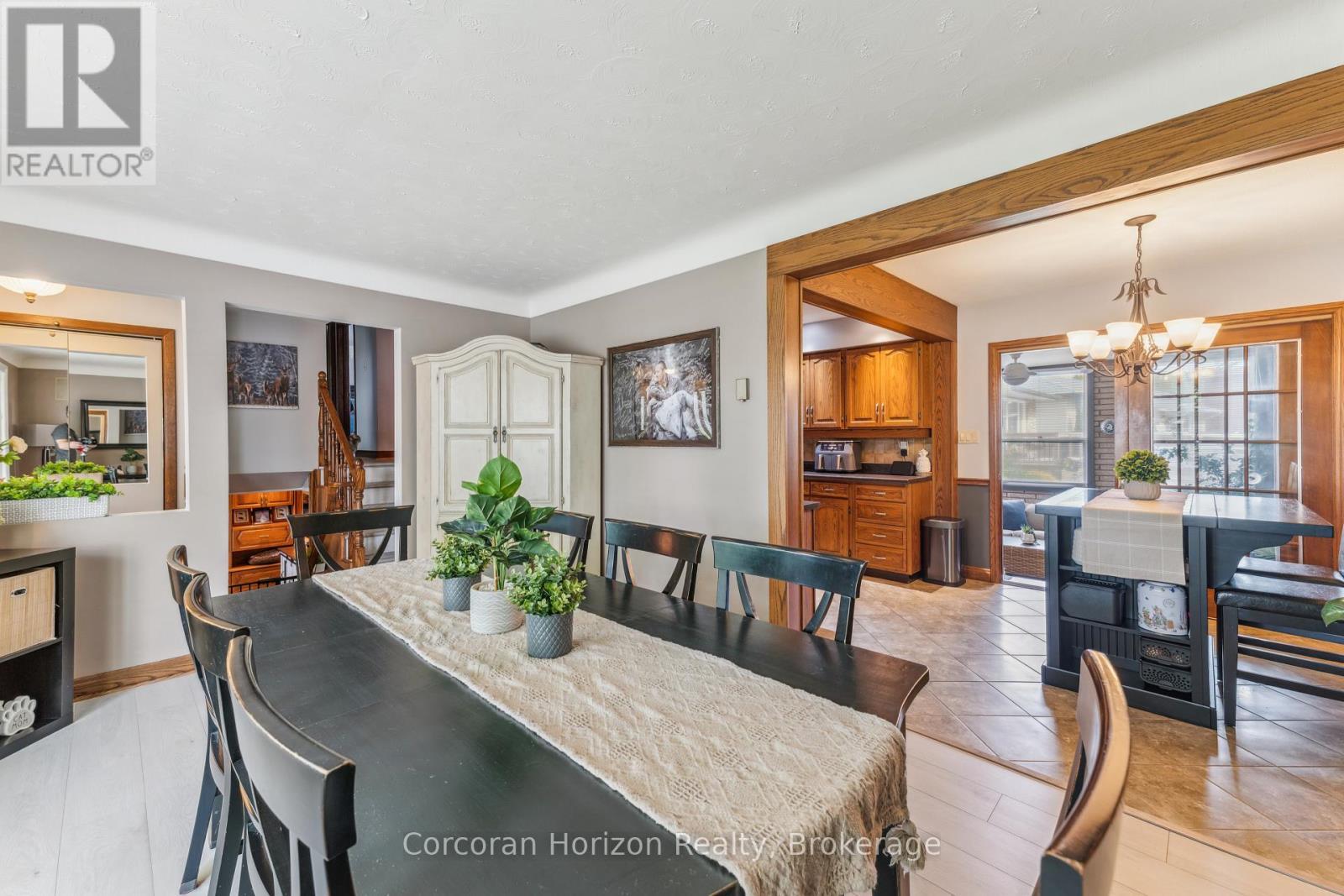 6845 Wilinger Street, Niagara Falls (Stamford), ON - Indoor Photo Showing Dining Room
