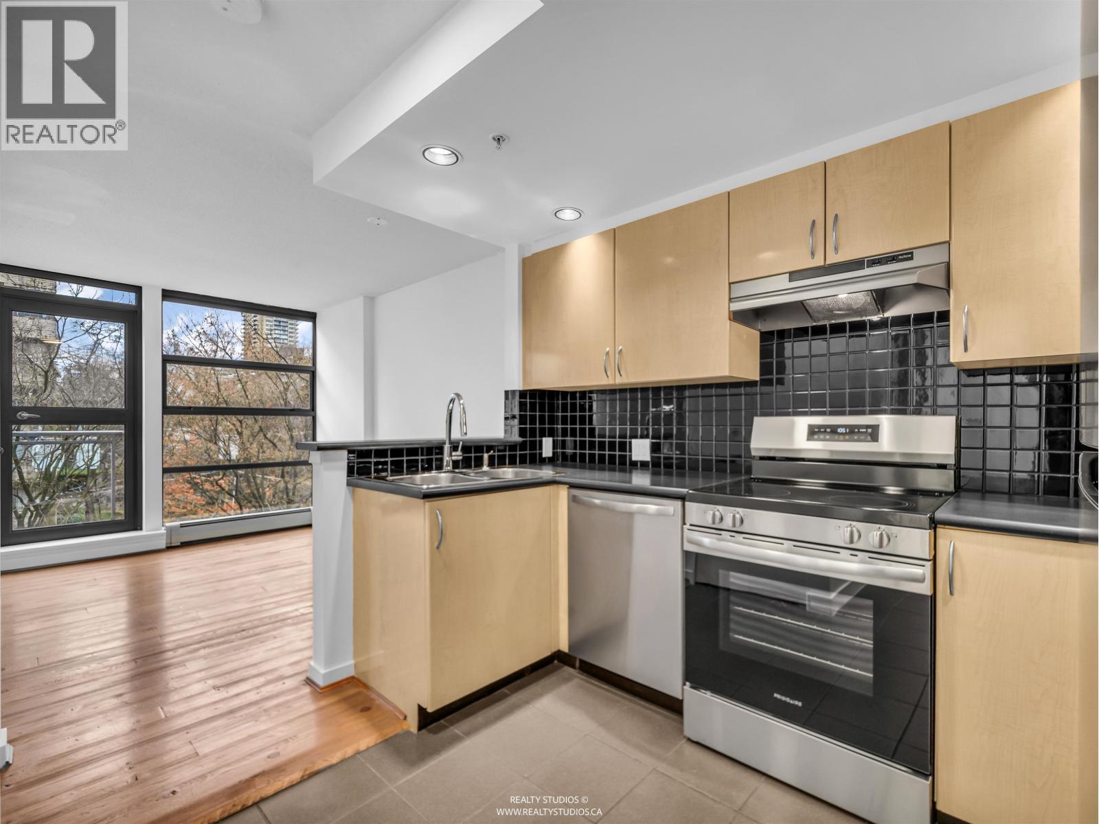 303 1688 Robson Street, Vancouver, BC - Indoor Photo Showing Kitchen