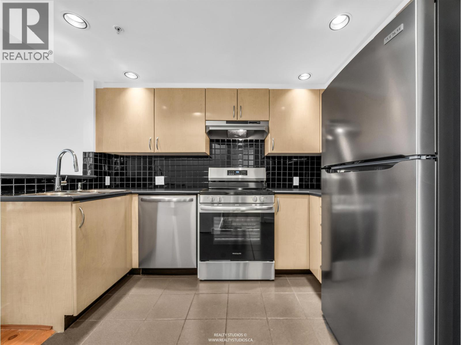 303 1688 Robson Street, Vancouver, BC - Indoor Photo Showing Kitchen