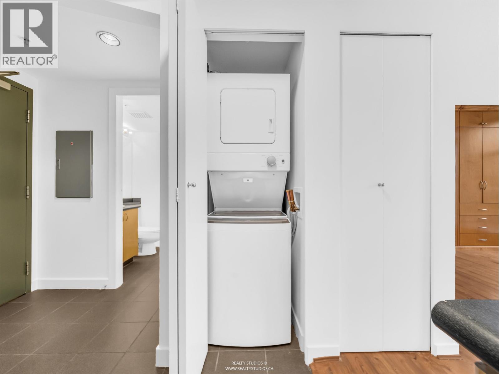 303 1688 Robson Street, Vancouver, BC - Indoor Photo Showing Laundry Room