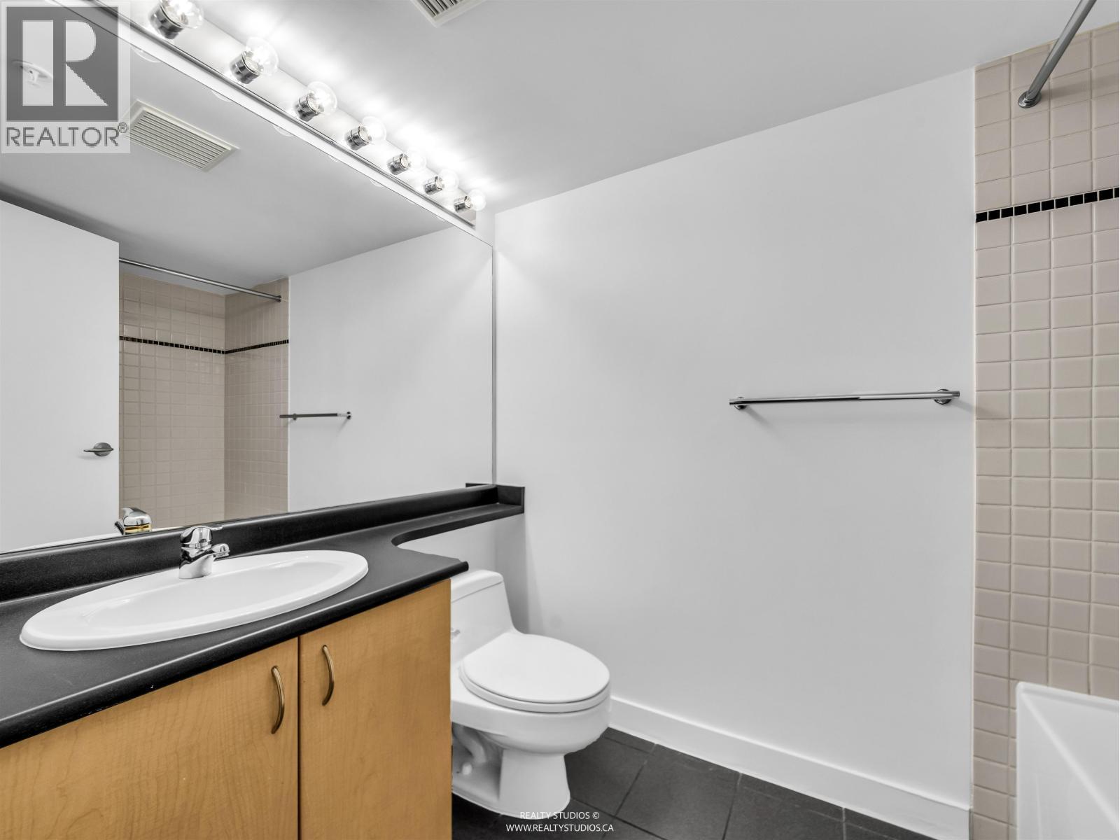 303 1688 Robson Street, Vancouver, BC - Indoor Photo Showing Bathroom