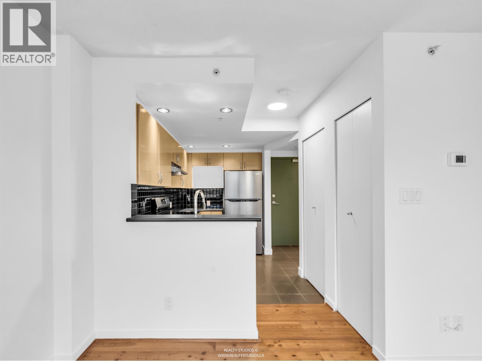 303 1688 Robson Street, Vancouver, BC - Indoor Photo Showing Kitchen