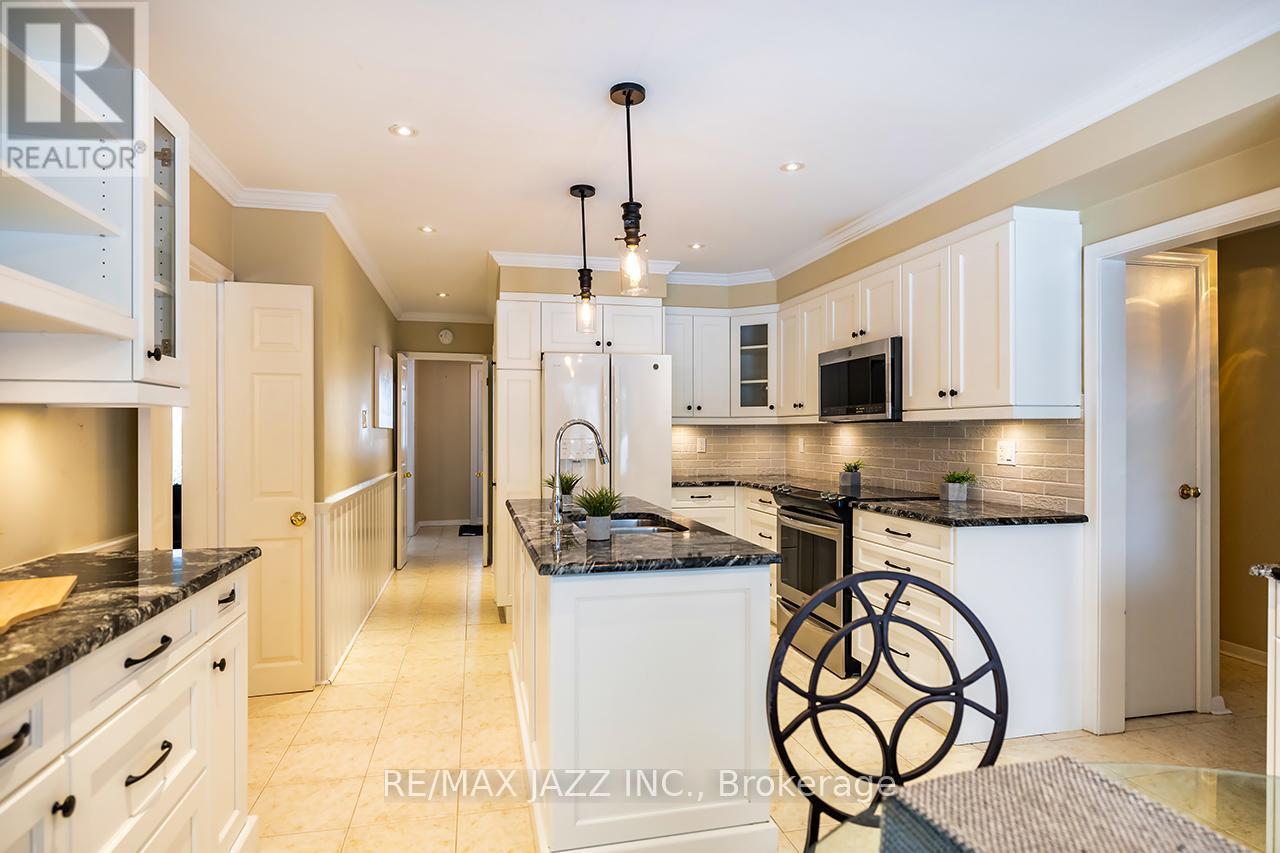 233 Wellington Street, Whitby (Lynde Creek), ON - Indoor Photo Showing Kitchen With Upgraded Kitchen