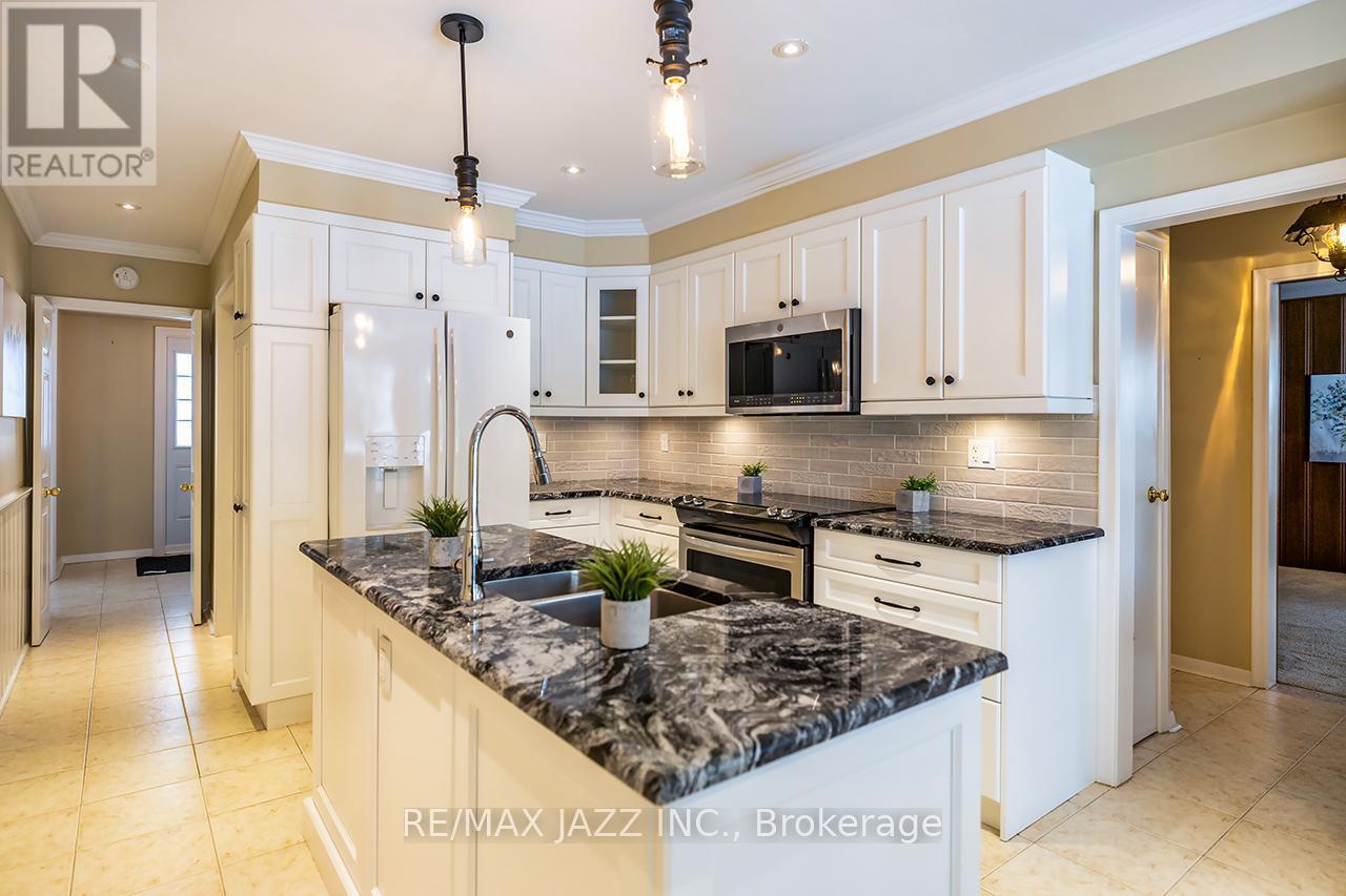 233 Wellington Street, Whitby (Lynde Creek), ON - Indoor Photo Showing Kitchen With Upgraded Kitchen