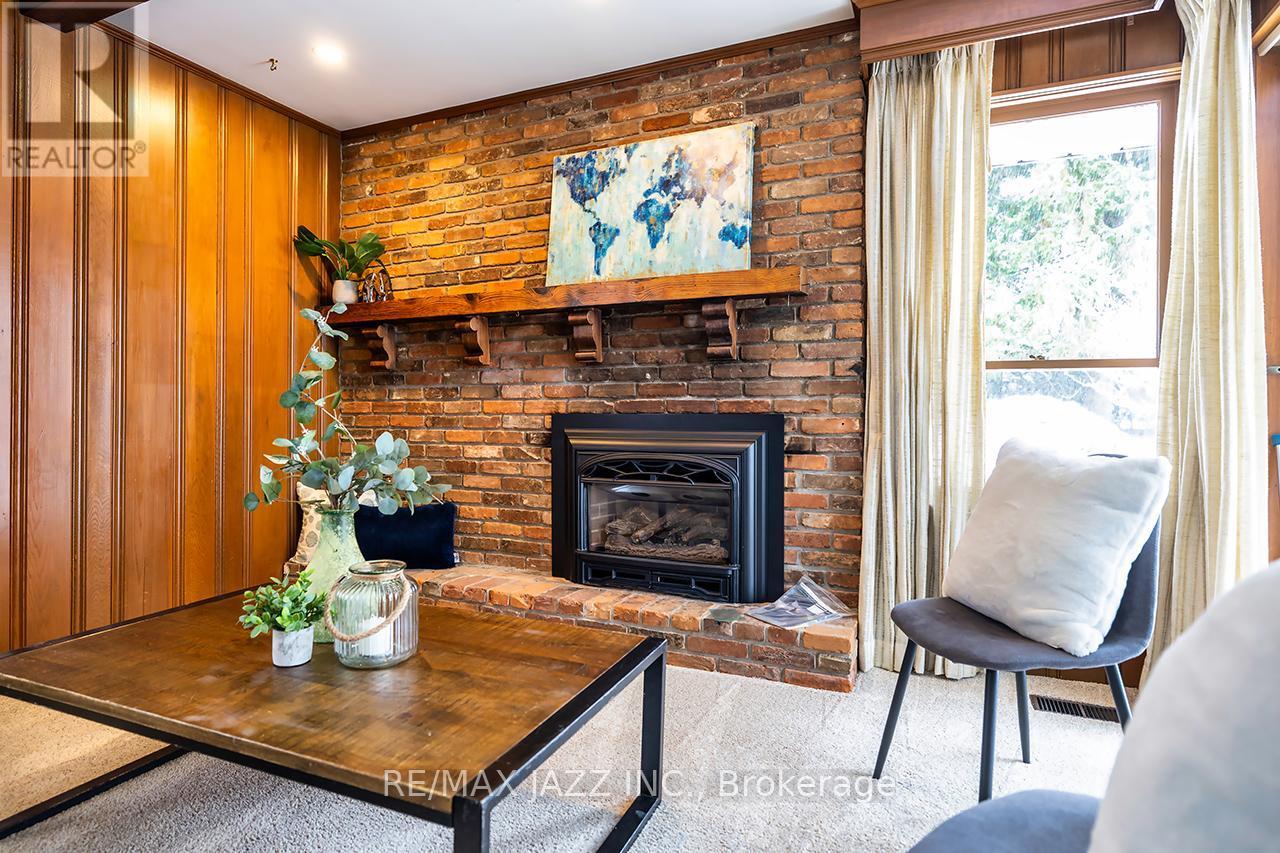 233 Wellington Street, Whitby (Lynde Creek), ON - Indoor Photo Showing Living Room With Fireplace