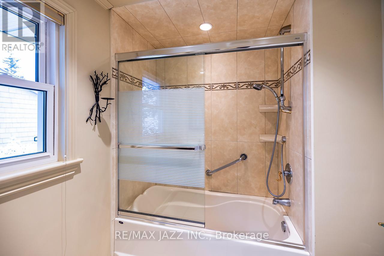 233 Wellington Street, Whitby (Lynde Creek), ON - Indoor Photo Showing Bathroom