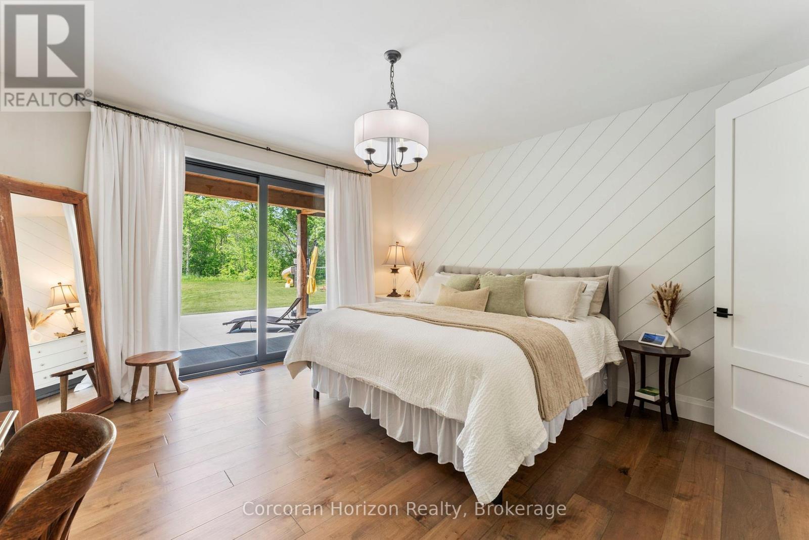 11 Cockshutt Road, Brant (Brantford Twp), ON - Indoor Photo Showing Bedroom