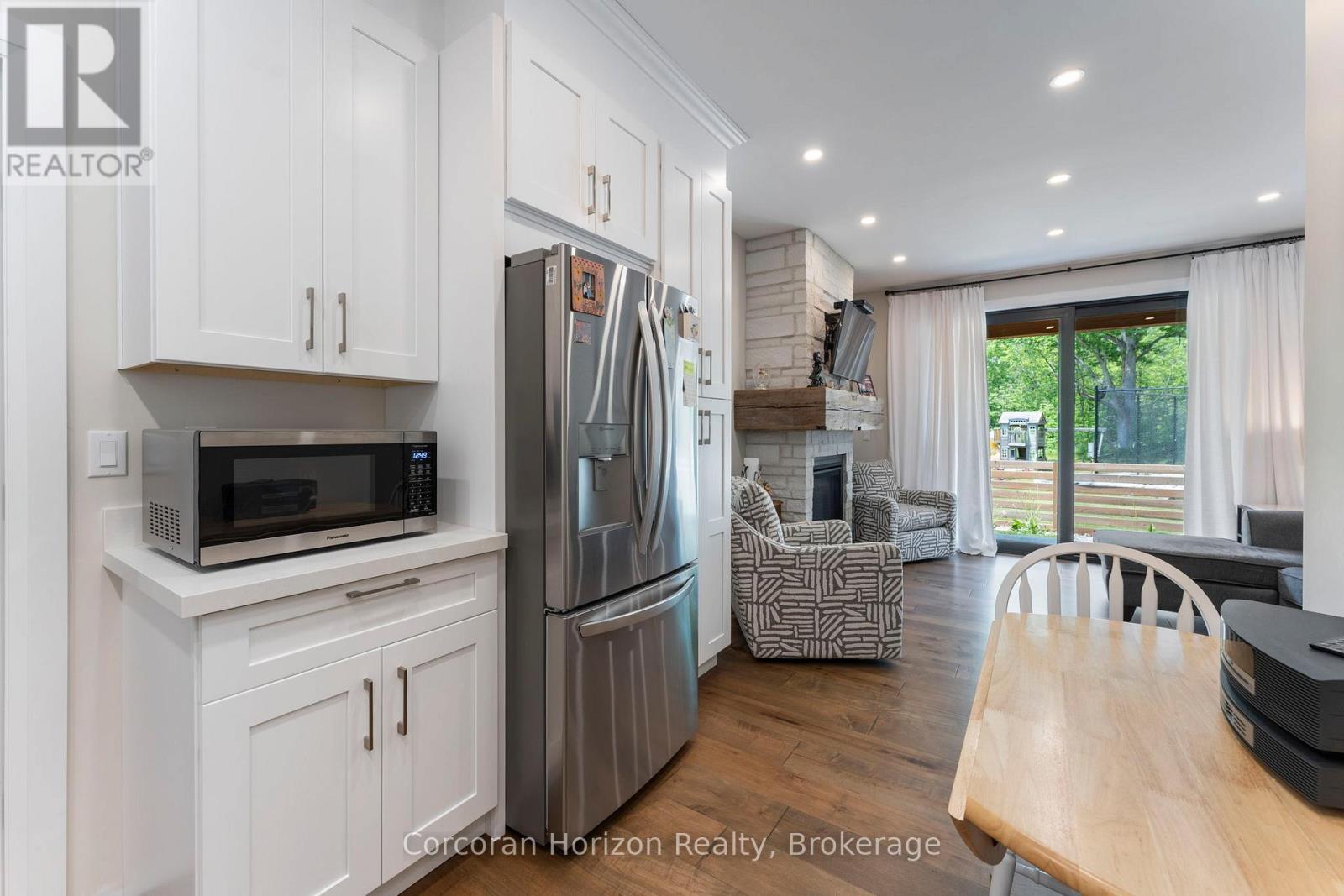 11 Cockshutt Road, Brant (Brantford Twp), ON - Indoor Photo Showing Kitchen