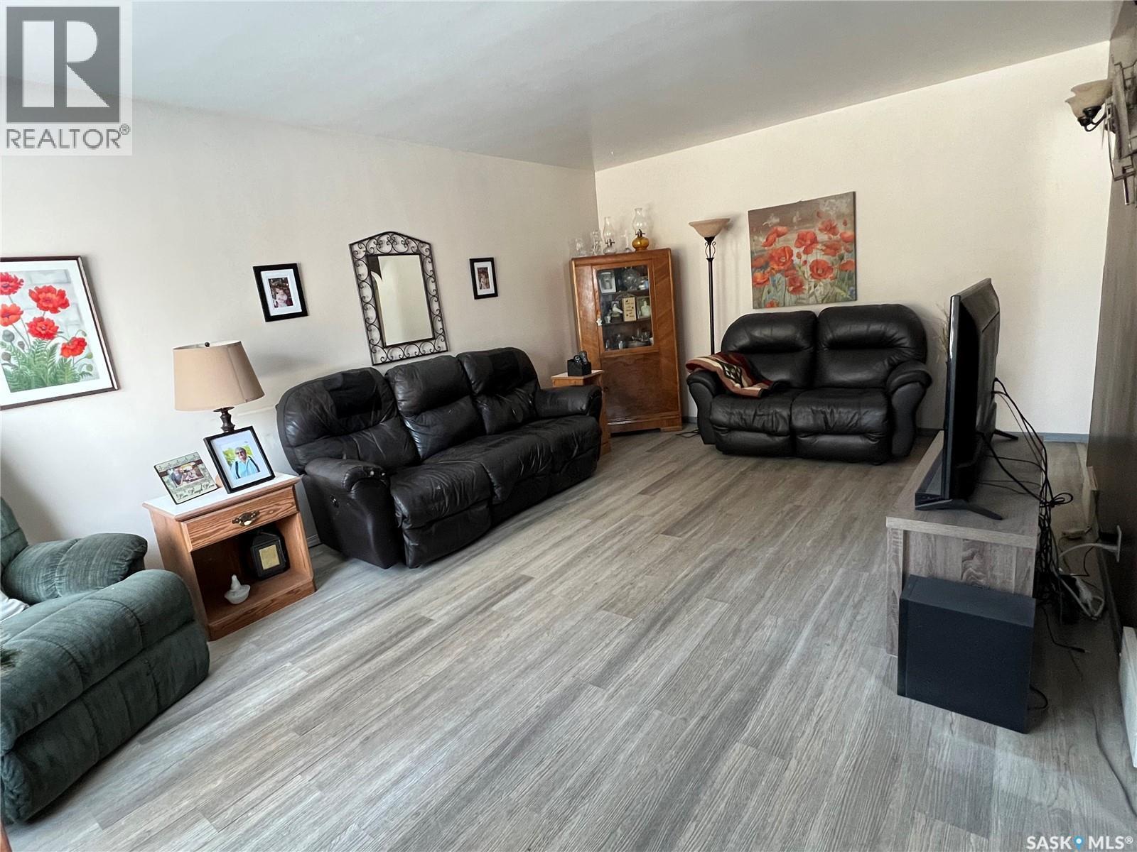 105 Bemister Avenue W, Melfort, SK - Indoor Photo Showing Living Room