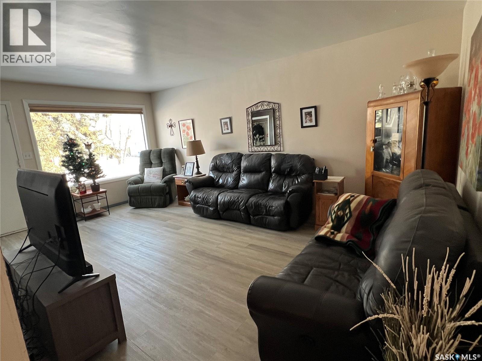 105 Bemister Avenue W, Melfort, SK - Indoor Photo Showing Living Room