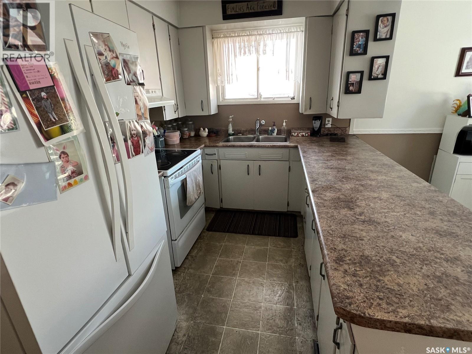 105 Bemister Avenue W, Melfort, SK - Indoor Photo Showing Kitchen With Double Sink