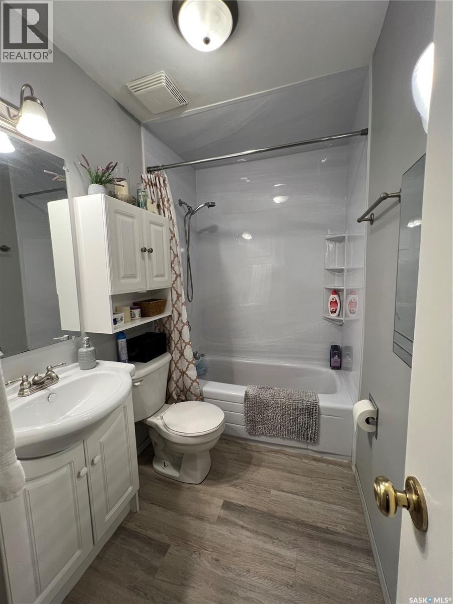105 Bemister Avenue W, Melfort, SK - Indoor Photo Showing Bathroom