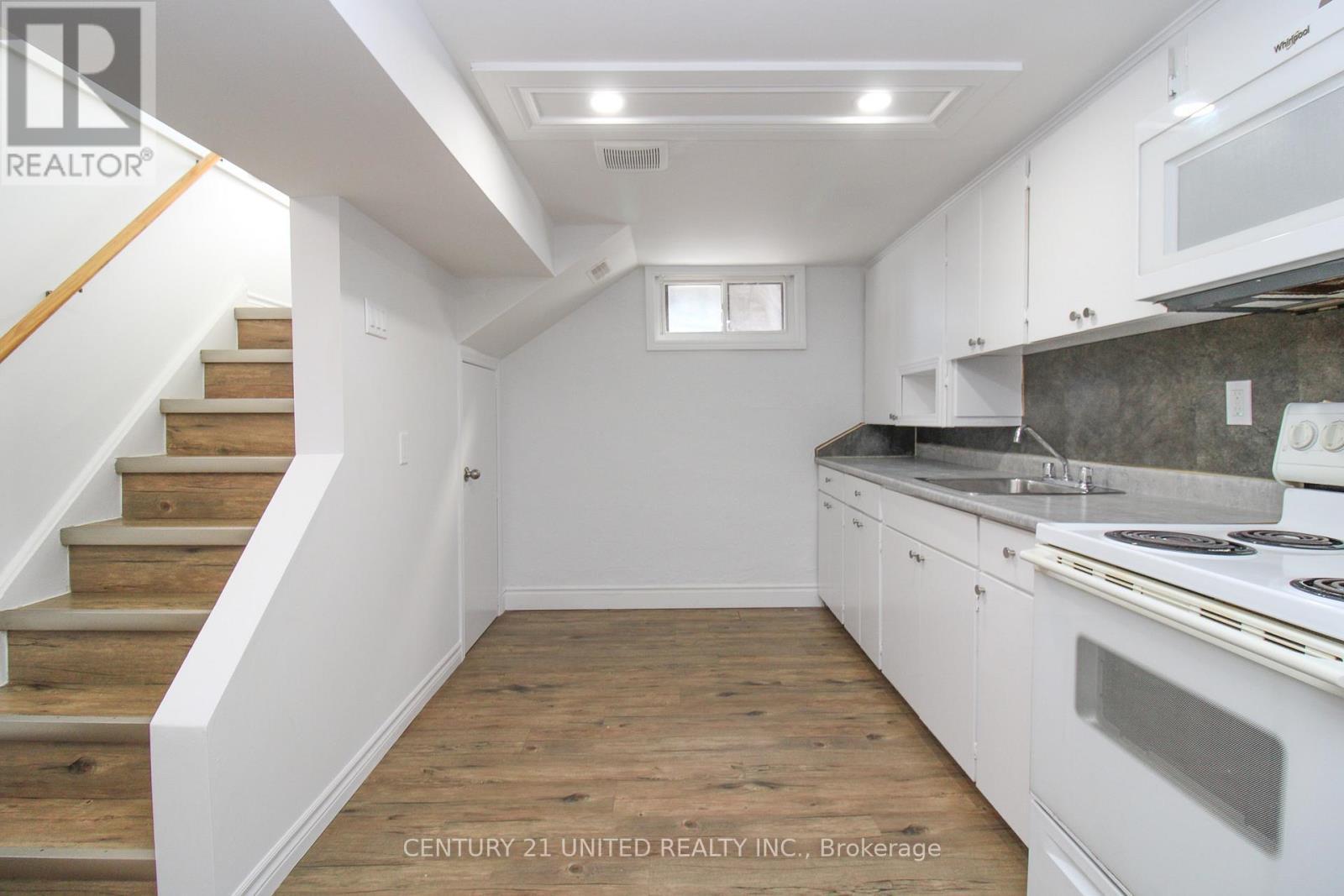 611 Asburnham Drive, Peterborough (Ashburnham Ward 4), ON - Indoor Photo Showing Kitchen