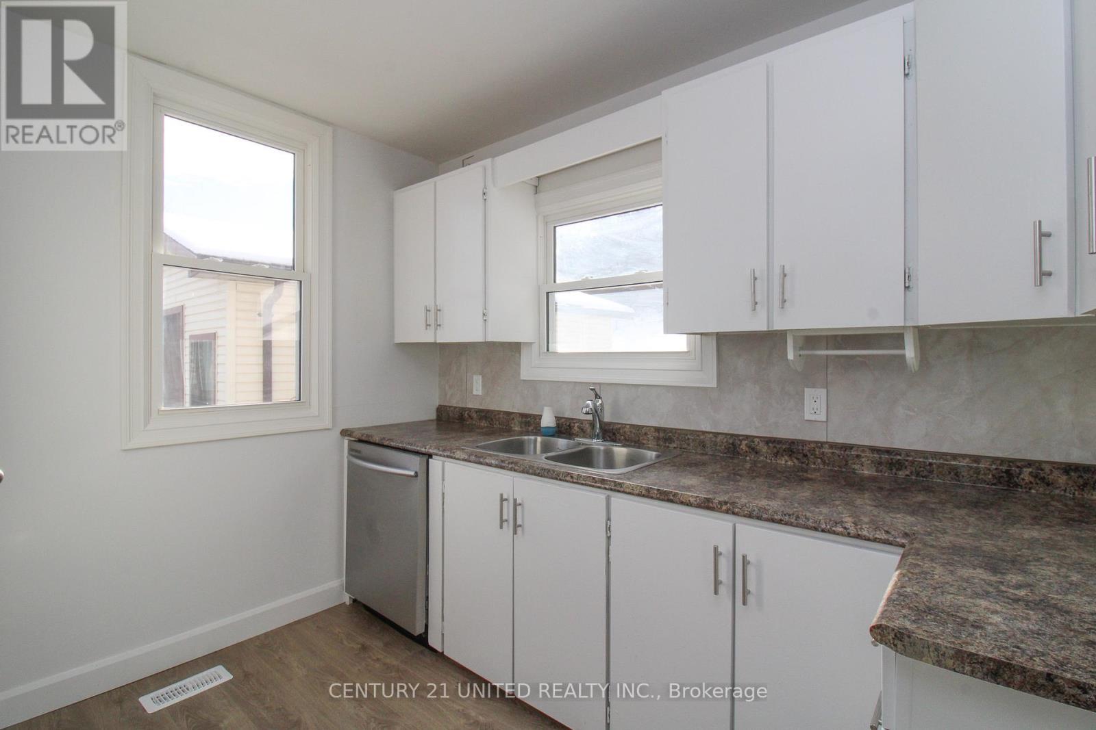 611 Asburnham Drive, Peterborough (Ashburnham Ward 4), ON - Indoor Photo Showing Kitchen With Double Sink