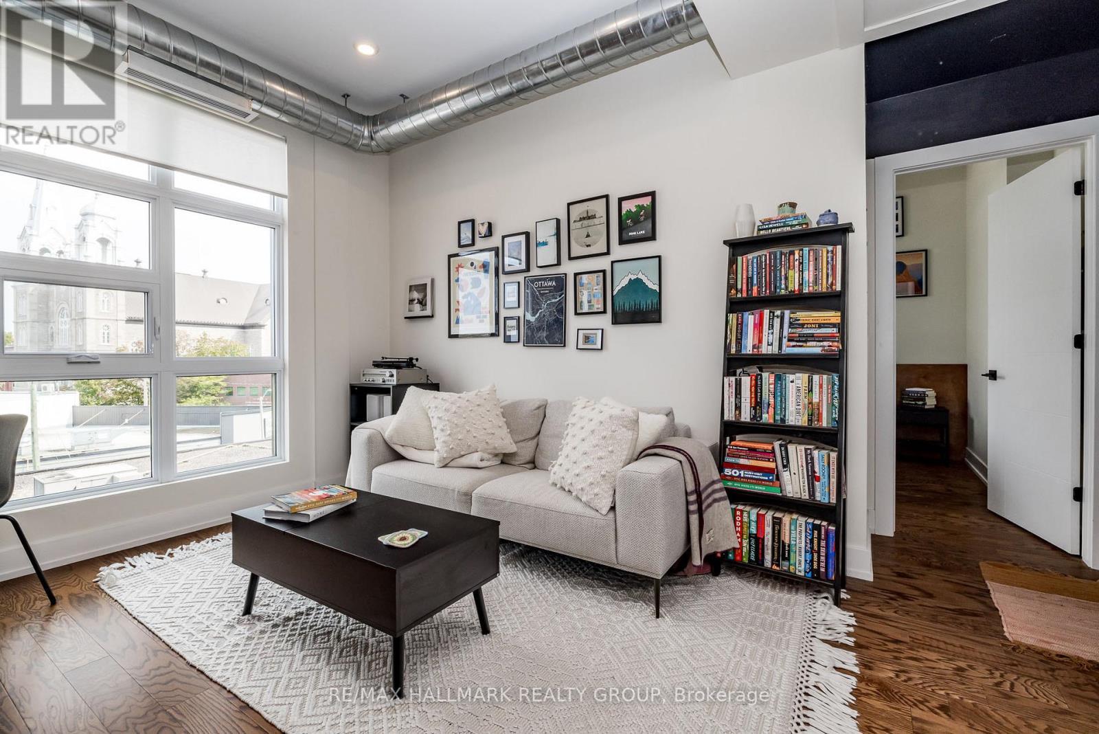 404 - 101 Pinhey Street N, Ottawa, ON - Indoor Photo Showing Living Room