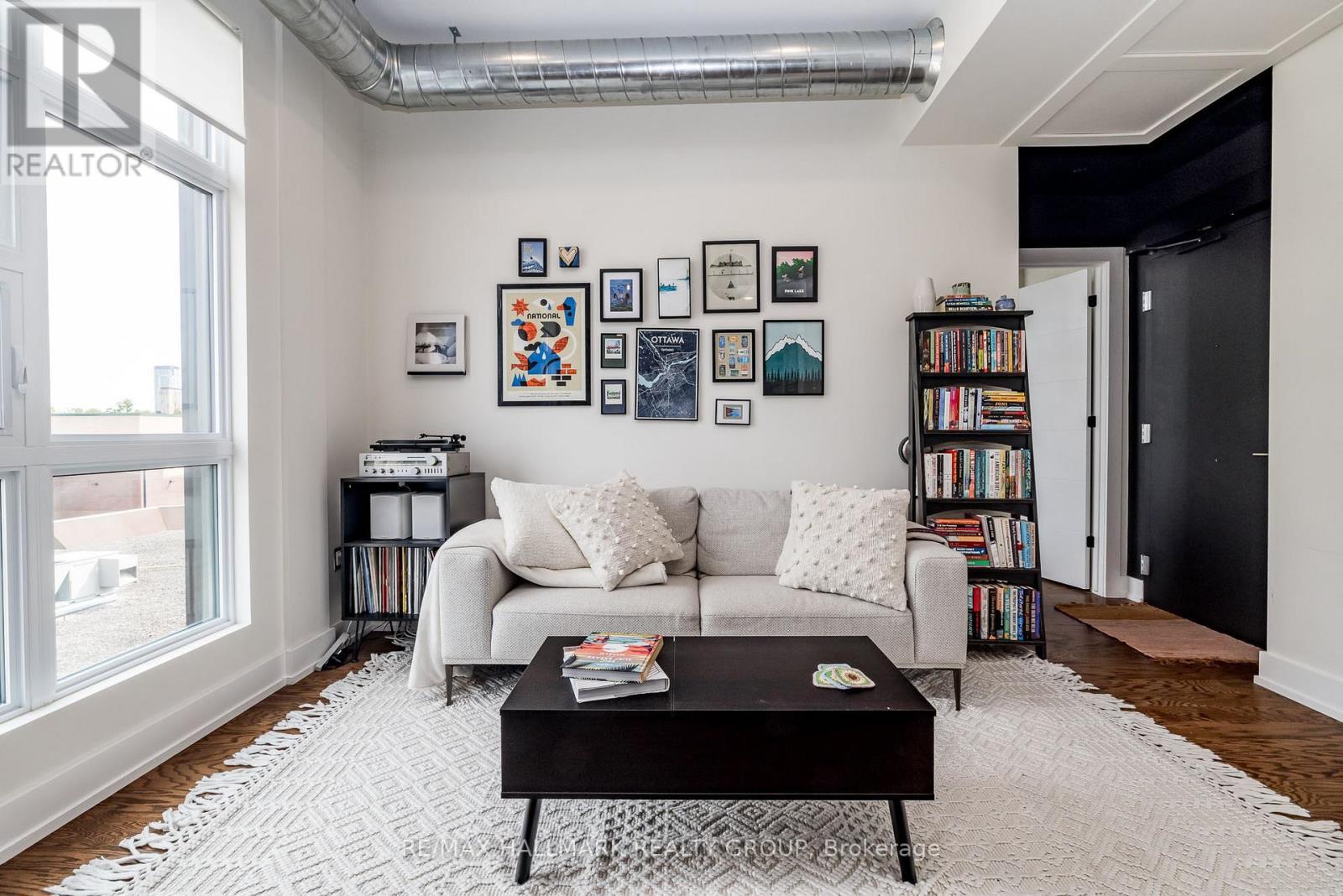 404 - 101 Pinhey Street N, Ottawa, ON - Indoor Photo Showing Living Room