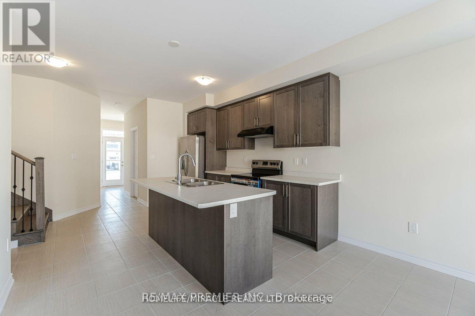 70 Ever Sweet Way, Thorold, ON - Indoor Photo Showing Kitchen With Double Sink With Upgraded Kitchen