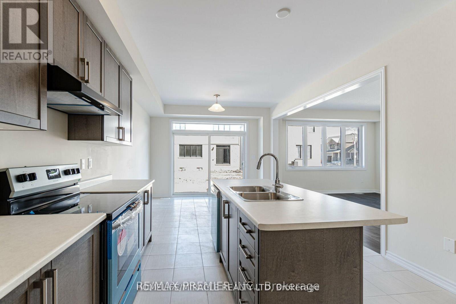 70 Ever Sweet Way, Thorold, ON - Indoor Photo Showing Kitchen With Double Sink With Upgraded Kitchen