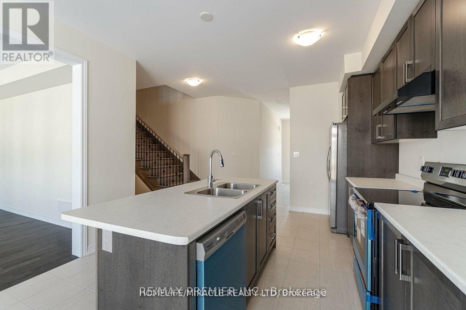 70 Ever Sweet Way, Thorold, ON - Indoor Photo Showing Kitchen With Double Sink With Upgraded Kitchen