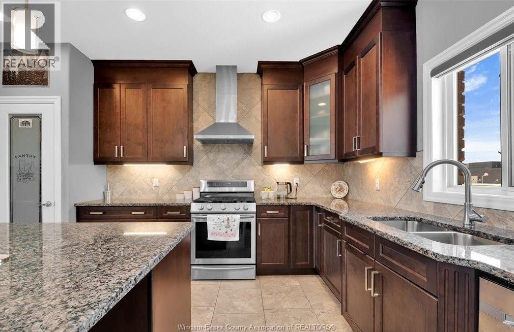 1099 Vincent Crescent, Lakeshore, ON - Indoor Photo Showing Kitchen With Double Sink With Upgraded Kitchen