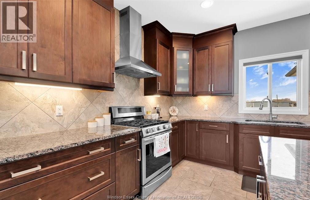 1099 Vincent Crescent, Lakeshore, ON - Indoor Photo Showing Kitchen