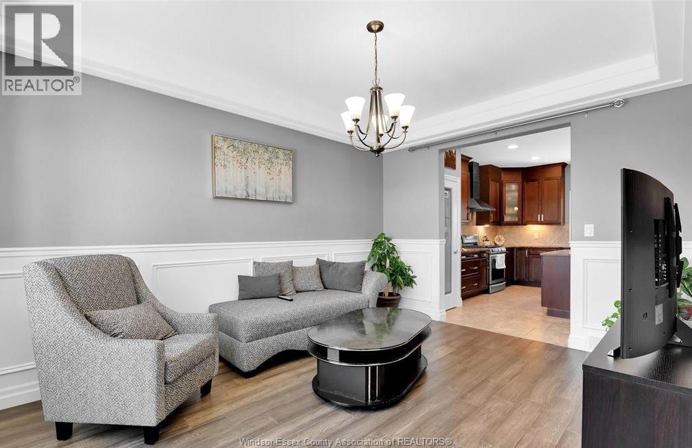 1099 Vincent Crescent, Lakeshore, ON - Indoor Photo Showing Living Room