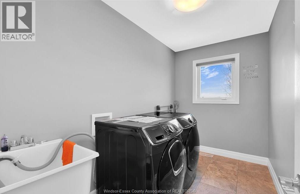 1099 Vincent Crescent, Lakeshore, ON - Indoor Photo Showing Laundry Room
