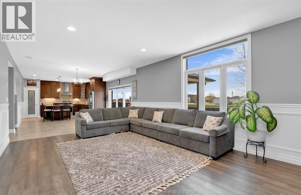1099 Vincent Crescent, Lakeshore, ON - Indoor Photo Showing Living Room