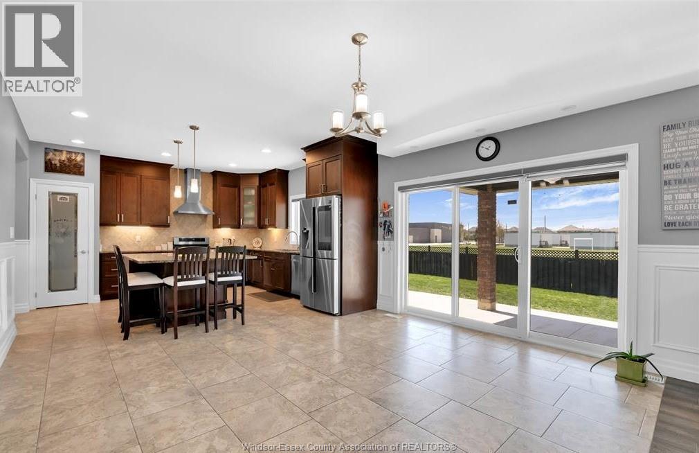 1099 Vincent Crescent, Lakeshore, ON - Indoor Photo Showing Kitchen