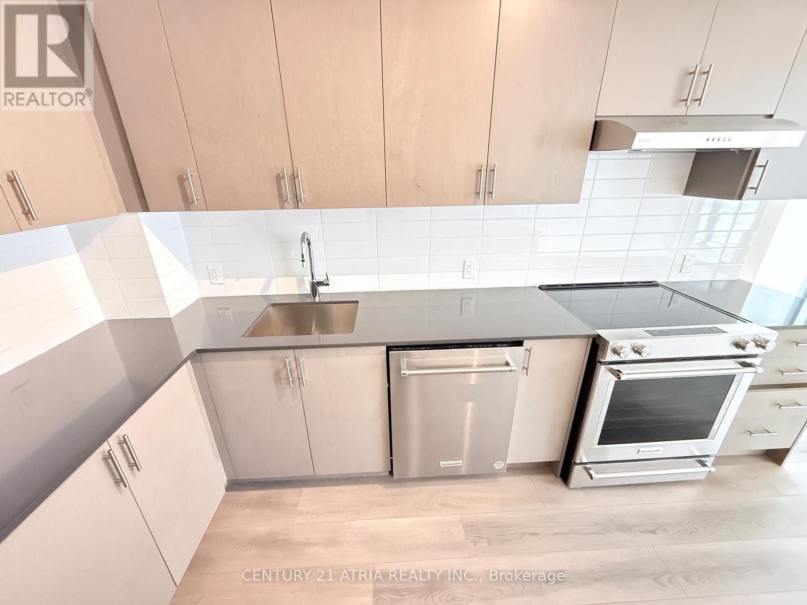 2021 - 8960 Jane Street, Vaughan, ON - Indoor Photo Showing Kitchen With Upgraded Kitchen