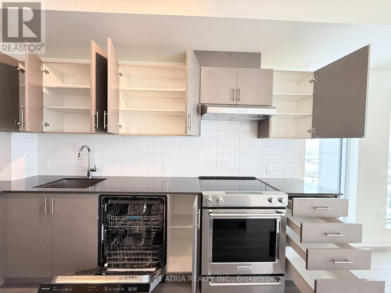 2021 - 8960 Jane Street, Vaughan, ON - Indoor Photo Showing Kitchen With Upgraded Kitchen