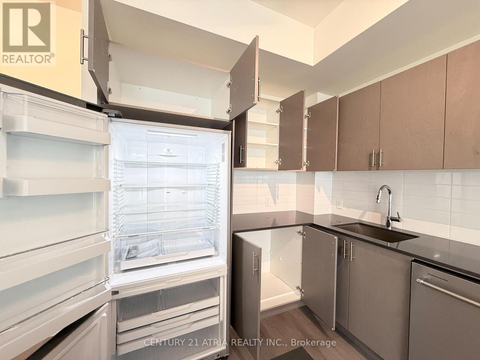 2021 - 8960 Jane Street, Vaughan, ON - Indoor Photo Showing Kitchen