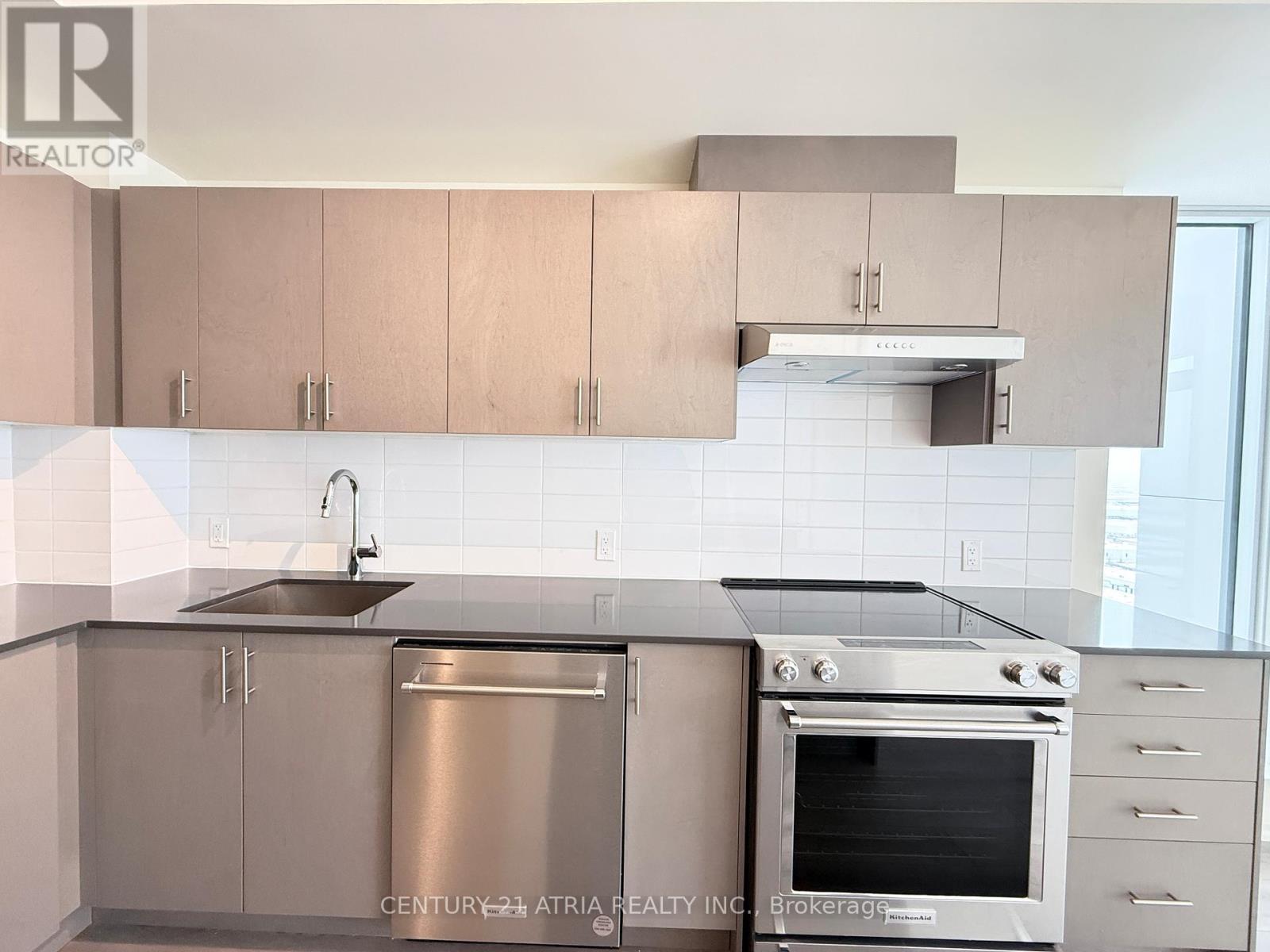 2021 - 8960 Jane Street, Vaughan, ON - Indoor Photo Showing Kitchen With Upgraded Kitchen
