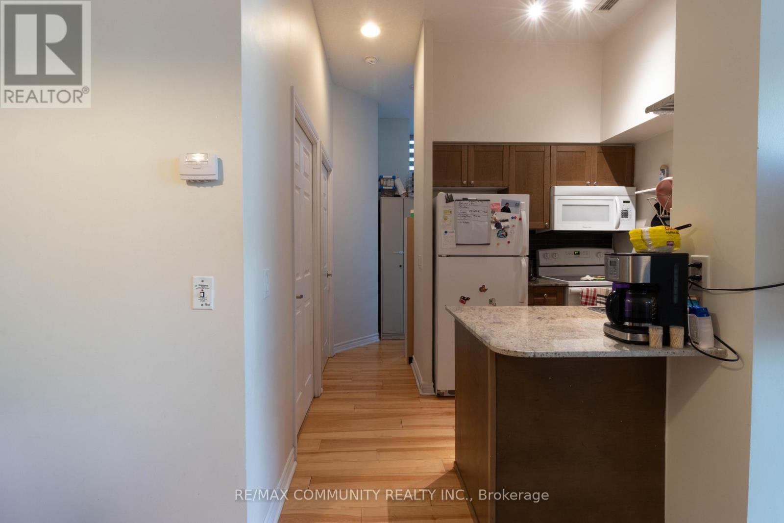 202 - 763 Bay Street, Toronto, ON - Indoor Photo Showing Kitchen