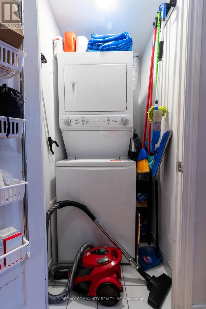 202 - 763 Bay Street, Toronto, ON - Indoor Photo Showing Laundry Room