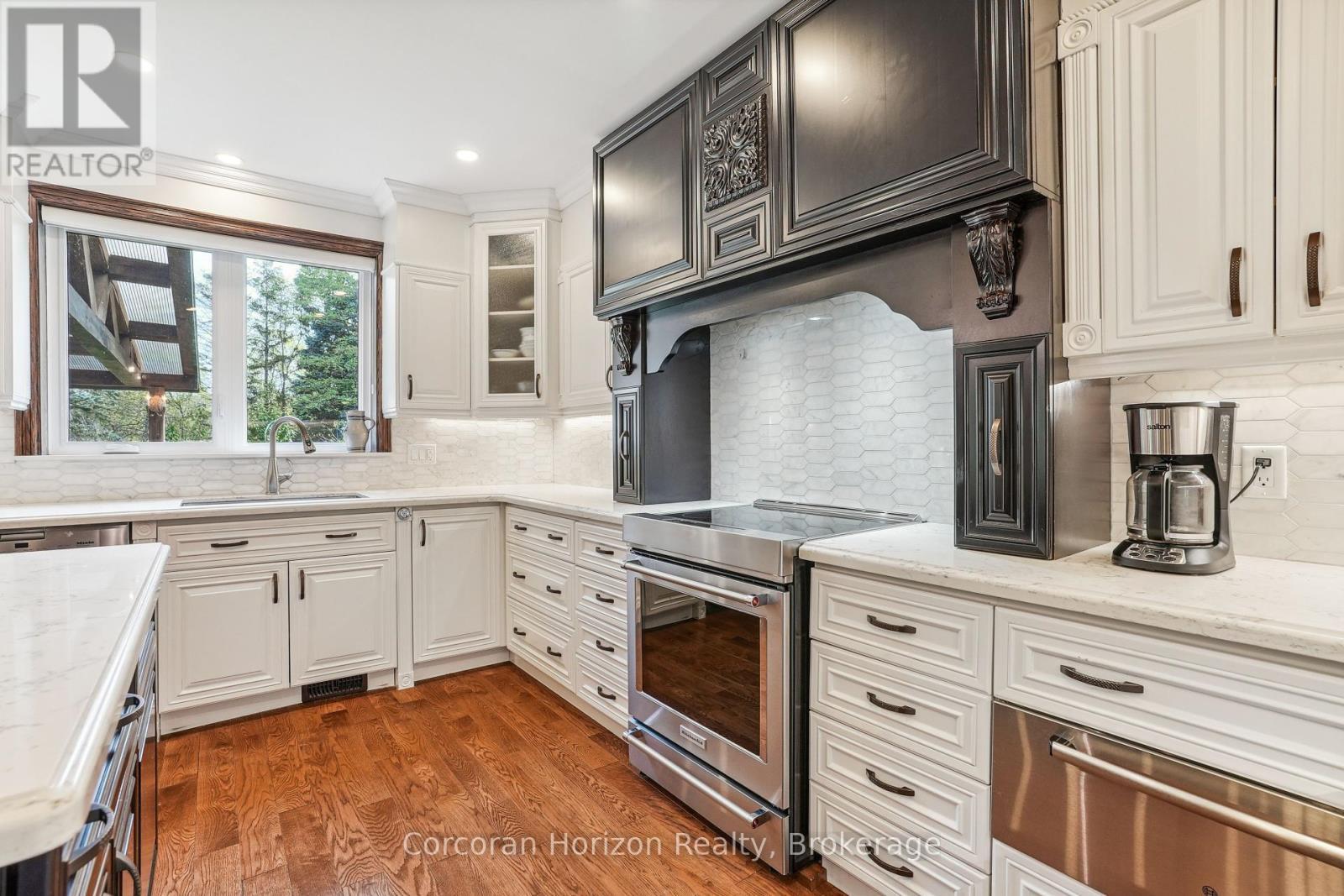 353 Sulphur Springs Road, Hamilton (Ancaster), ON - Indoor Photo Showing Kitchen With Upgraded Kitchen