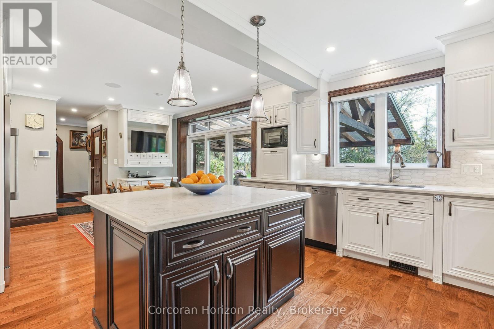 353 Sulphur Springs Road, Hamilton (Ancaster), ON - Indoor Photo Showing Kitchen With Upgraded Kitchen