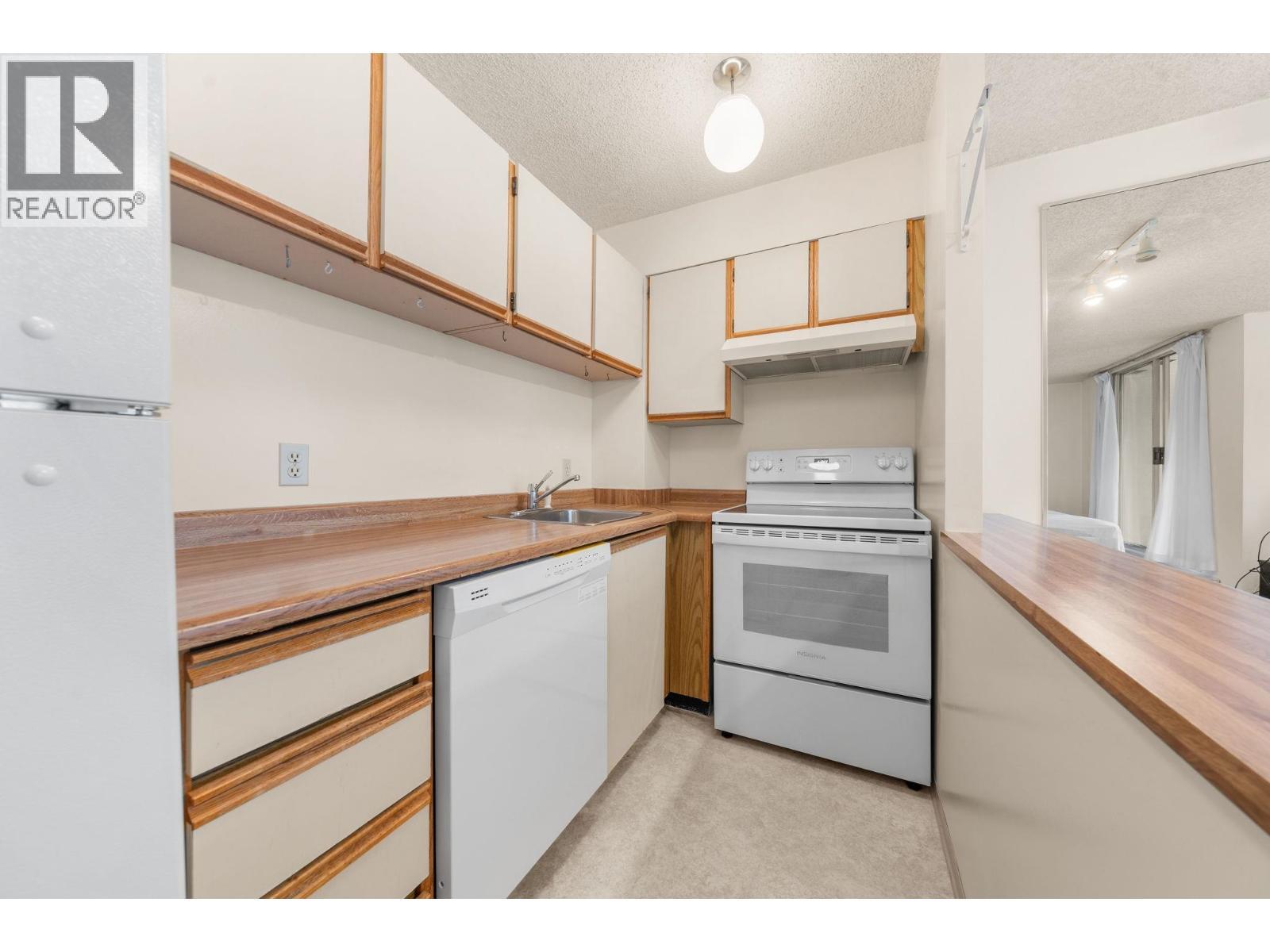 307 1330 Hornby Street, Vancouver, BC - Indoor Photo Showing Kitchen