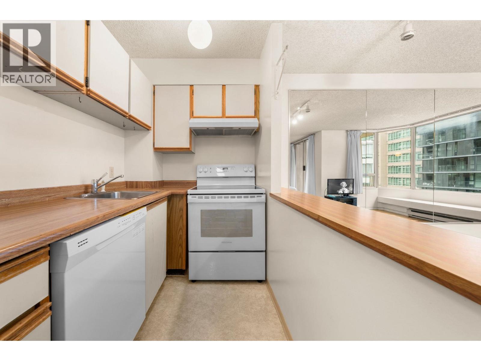 307 1330 Hornby Street, Vancouver, BC - Indoor Photo Showing Kitchen