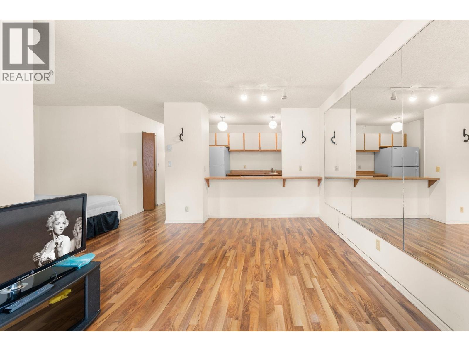 307 1330 Hornby Street, Vancouver, BC - Indoor Photo Showing Kitchen