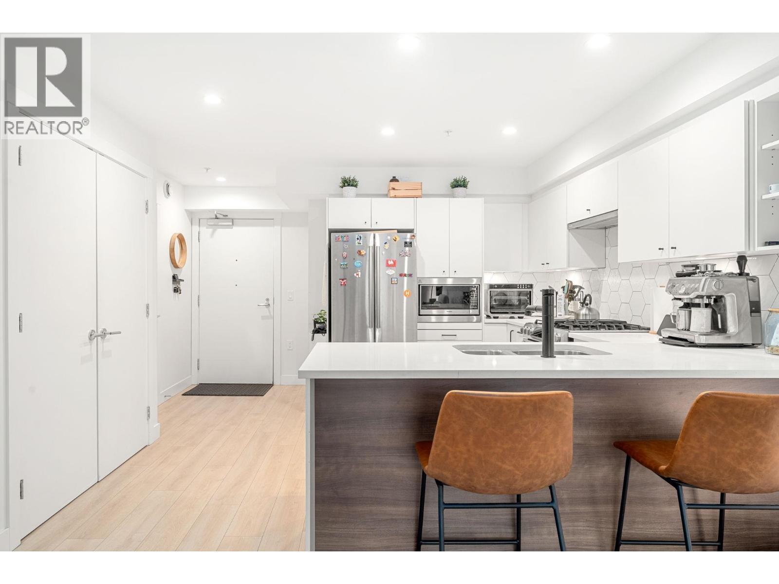402 1519 Crown Street, Vancouver, BC - Indoor Photo Showing Kitchen With Upgraded Kitchen